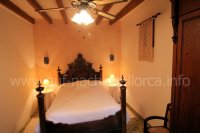 das typisch mallorquinische Bett und der antike Schrank auf der Finca Sa Caseta den Tronca