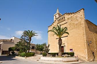 Finca Es Moli de son Pocapalla:  Kirche im Zentrum von Sant Llorenc