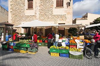 Finca Es Moli de son Pocapalla: Wochenmarkt auf dem Marktplatz 