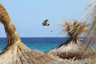 Finca Son Negre: Strohschirme am Strand