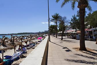 Finca Cas Padrins: Strandpromenade von Cala Millor