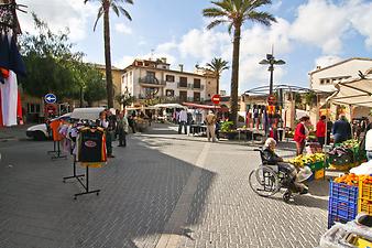 Finca Cas Padrins: Wochenmarkt auf dem Marktplatz