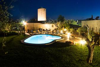 Finca Es Moli d'en Llull: Der beleuchtete Poolbereich; nach dem Abendessen einfach nochmal reinhüpfen, in einem Hotel geht das nicht, hier schon ;-)