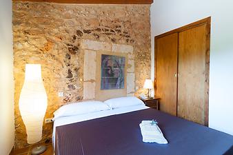 Finca Sa Gruta Vella: Das Doppelbett besteht aus 2 Matratzen á 90x200cm. Ein Babybett kann gerne mit aufgestellt werden, zur Not auch ein zweites, es wird dann aber sehr eng. Ein Zustellbett hat jedoch nicht Platz. 1-2 Kinder können im Wohnraum auf den Schlafsofas schlafen.