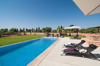 Finca Ca S' Amitger de son Forteza: Poolterrasse mit Poolliegen