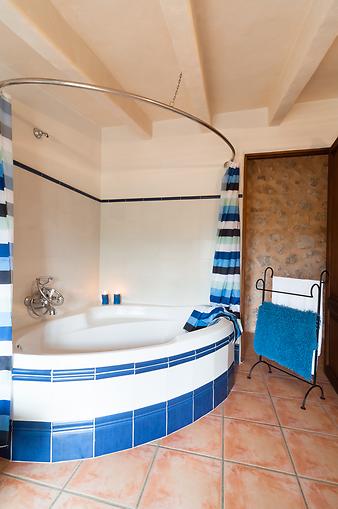 Finca Albadallet: Eckbadewanne