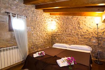 Finca Sa Gruta Vella: Das Schlafzimmer auf der offenen Schlafempore. Sehr dekorativ ist die Steinwand.