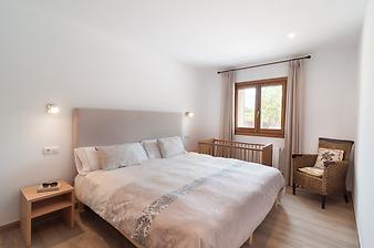 Finca Ses Bitles: Das 1. Schlafzimmer verfügt über ein großes Bett mit 200x200cm und Bad ensuite. Für ein Babybett oder ein Zustellbett ist auch noch Platz.