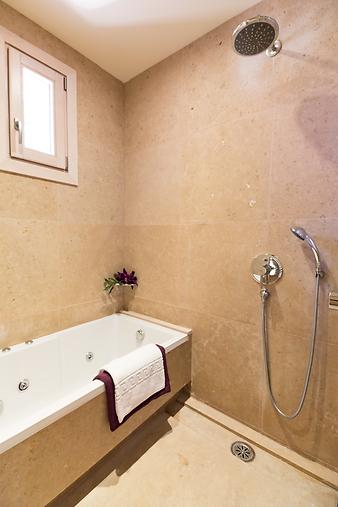 Fincahotel Sa Franquesa Nova: Das Badezimmer verfügt über Dusche und Badewanne mit Hydromassage...