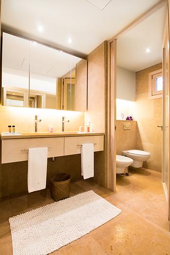 Fincahotel Sa Franquesa Nova: Die Badezimmer der Kategorie Premium verfügen jeweils auch über WC und Bidet.