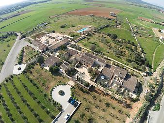 Fincahotel Sa Franquesa Nova: Ganz vorne das Rondell zum Eingangshof. Rechts und links, wie auch im Hauptgebäude befinden sich die verschienden Zimmerkategorien. Dahinter der Garten mit dem kleinen See. Und links dahinter der Poolbereich und ganz links das Restaurant.