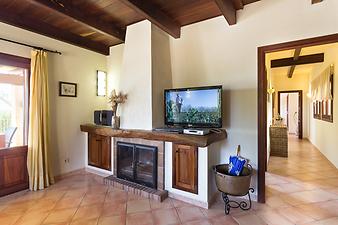 Finca Nines: Kamin und Fernseher