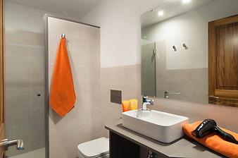 Finca Ses Bitles: Das 1. Bad der Ferienwohnung Mestral, mit Dusche, WC und Waschbecken. Handtücher fürs Badezimmer und ein Fön stehen zur Verfügung.