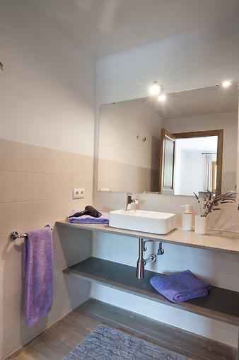 Finca Ses Bitles: Bad Nummer 2: Mit Waschbecken, Dusche und WC. Ein Fön steht Ihnen zur Verfügung.