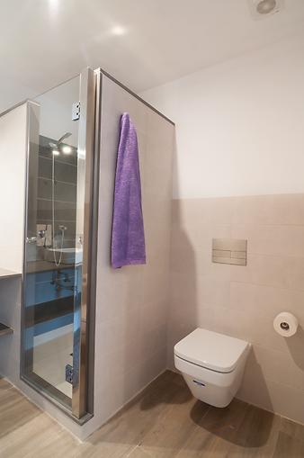 Finca Ses Bitles: Hier kann man die Dusche und das WC des 2. Bades erkennen.