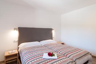 Finca Ses Bitles: Das 2. Schlafzimmer der Ferienwohnung Mestral. Das Bett misst 180x200cm, auch als 2 Einzelbetten aufstellbar. Auch in diesem Schlafzimmer kann gerne ein Zustellbett aufgestellt werden.
