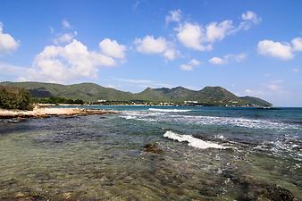 a b: Stand Cala Sa Marjal