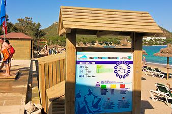 a b: Stand Cala Sa Marjal