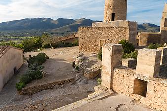 a b: Castell de Capdepera 