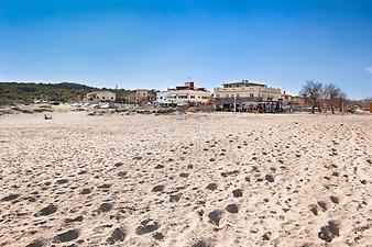 a b: Son Serra de Marina