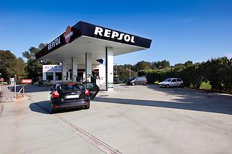a b: Tankstelle Repsol (Son Serra de Marina)