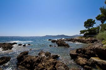 a b: Stand Cala Sa Marjal