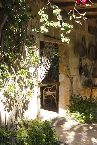 Finca Son Ramonet: über den kleinen Garten vorbei am Grillplatz geht es zum Aussen-Essbereich.