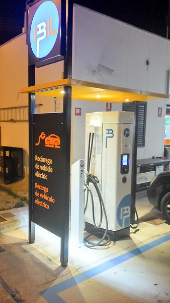 a b: IBIL Schnelladestation Son Cladera