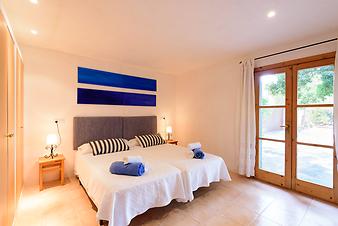 Finca Cas Forner des Parral: Schlafzimmer mit blauem Bild