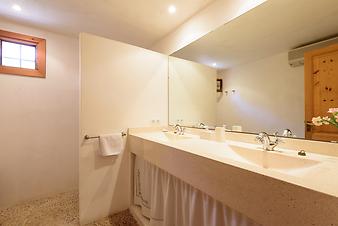 Finca Cas Forner des Parral: Badezimmer im rechten Hausbereich