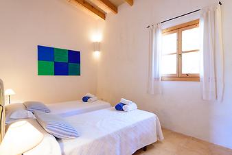 Finca Cas Forner des Parral: Schlafzimmer mit blau/grünem Bild