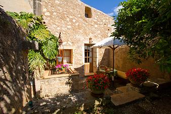 Finca Es Pla de Llodra: heimelige kleine Terrasse