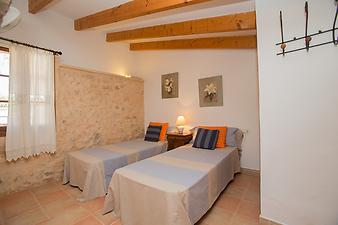 Finca Es Pla de Llodra: Schlafzimmer mit Einzelbetten
