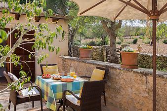 Finca Es Pla de Llodra: Terrasse mit Sonnensegel