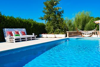 Finca Sa Caseta d'en Tronca: Die Poolterrasse betritt man vom Obergeschoss des Ferienhauses oder über eine Gartentreppe. Von hier blickt man auf Sant Joan oder die Landschaft von Mallorca.