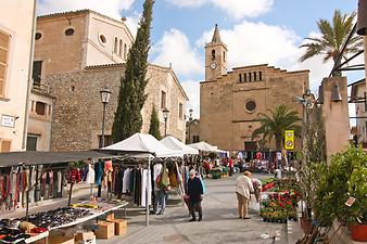 Finca Na Banya: Donnerstags vormittags findet auf dem Platz vor der Kirche der Wochenmarkt statt. Es gibt neben Kleidung und Blumen vor allem frisches Gemüse und saisonales Obst. 