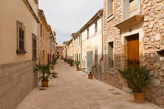 Finca Na Banya: Sant Llorenç des Cardassar ist ein altes Örtchen mit malerischem Ortskern. Hier gibt es jedoch viele sehr enge Gässchen. Am besten Sie parken etwas außerhalb des Ortskerns und gehen den Rest zu Fuß.