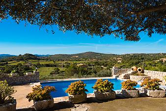 Finca Son Galta: Pool mit Landschaftsblick