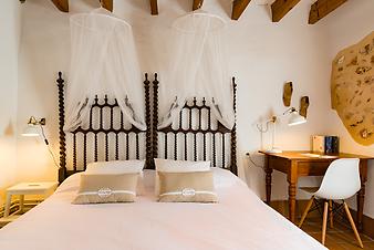 Finca Son Cortera Vell: Schlafzimmer antik