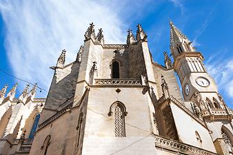 Finca Can Parpal: Die Pfarrkirche Nostra Senyora dels Dolors liegt am Platz Rector Rubí. Sie wurde Ende des 19. Jahrhunderts im neogotischen Historizismusstil erbaut.