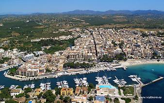 Finca Can Parpal: Auch schnell erreichbar ist der Hafen von Portocristo. Am rechten Bildrand sieht man den Badestrand des Ortes. Viele nette kleine Geschäften und Restaurants gibt es hier. Der zerklüftete Meereseinschnitt von Porto Cristo in “Z”-Form liegt zwischen hohen Felswänden. Im Innern des Meereseinschnittes befinden sich ein Fischerei- und Yachthafen und ein Sandstrand. Porto Cristo ist bekannt als einer der schönsten und am besten vor Ostwinden geschützten Naturhäfen von Mallorca.