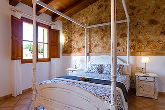 Finca Predio Ca Na Lluca: Doppelzimmer mit Himmelbett