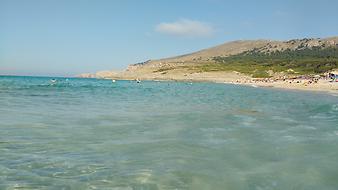 a b: Am Strand Cala Mesquida.jpg