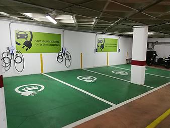 a b: 4 Stellplätze für Elektrofahrzeuge.jpg