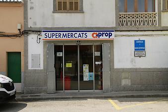 a b: Supermarkt in Son Carrió