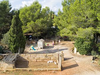 Finca Son Cifre Nou: Spielplatz und Gehege der Lämmchen