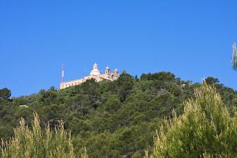 Finca Son Torrat: Der Name Bon-any bedeutet "gutes Jahr" und geht wahrscheinlich auf das Jahr 1609 zurück. Ein der Voraussicht nach schlechtes Erntejahr brachte viel Regen und doch noch eine gute Ernte durch die Fürsprache der Heiligen Jungfrau nach einer Prozession zum Sanctuario. Man vermutet, dass Bonany die letzte Kirche war, in der Fray Juníper Serra, Bürger von Petra und Bekehrer von Kalifornien, gepredigt hat. 