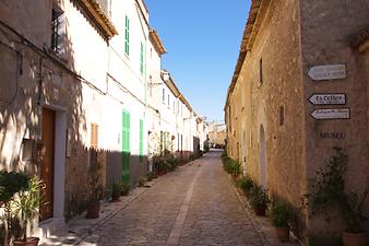 Finca Son Torrat: Im Dorf Petra auf Mallorca. Das Schild "Es Celler" zeigt zu einem wirklich empfehlenswerten Kellerlokal. Es werden mallorquinische Spezialitäten gekocht. 