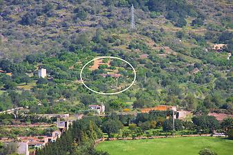 Finca Can Robi Nou: Blick auf die Finca Can Robi Nou (im gelben Oval) mit Teleobjektiv vom Berg "Puig Nou". Es gibt keine direkten Nachbarn. Die Straße von Manacor nach Arta (hier nicht sichtbar) kann man hören. 