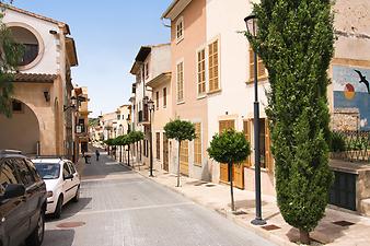 Finca Can Robi Nou: Sant Llorenc ist ein hübscher kleiner und typisch mallorquinischer Ort. Restaurants, Supermarkt, Bankomat, Apotheke und andere Fachgeschäfte findet man dort. 